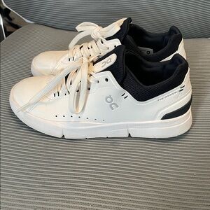EC On Clouds The Roger White / Navy Sneaker - Size 6